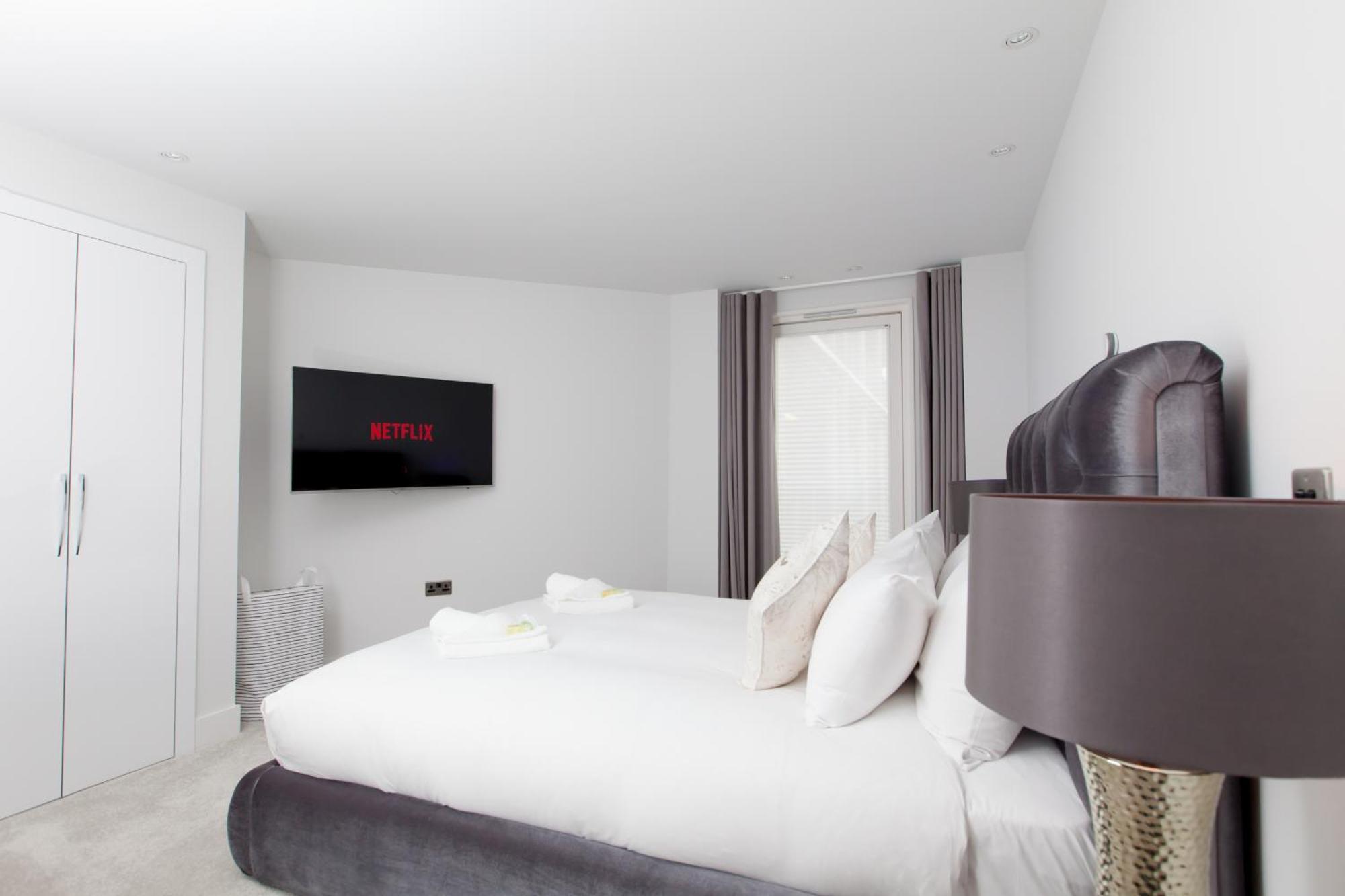 Apartment Luxurious - Sleeps 6 *